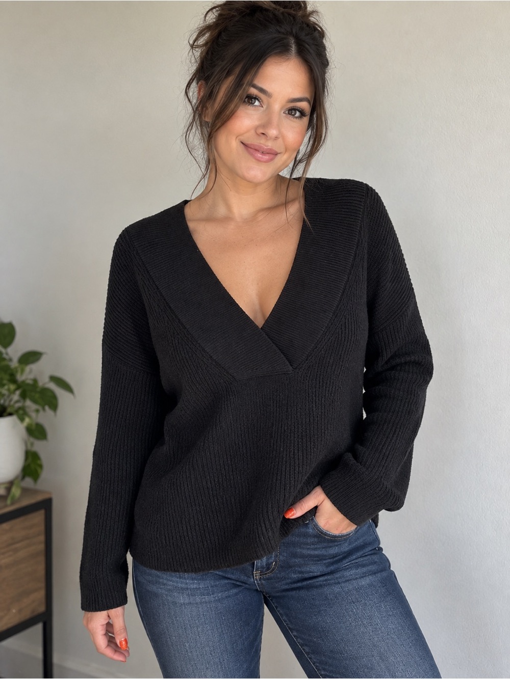 Banana Republic Women’s Black Deep V-Neck Ribbed Sweater Size Medium